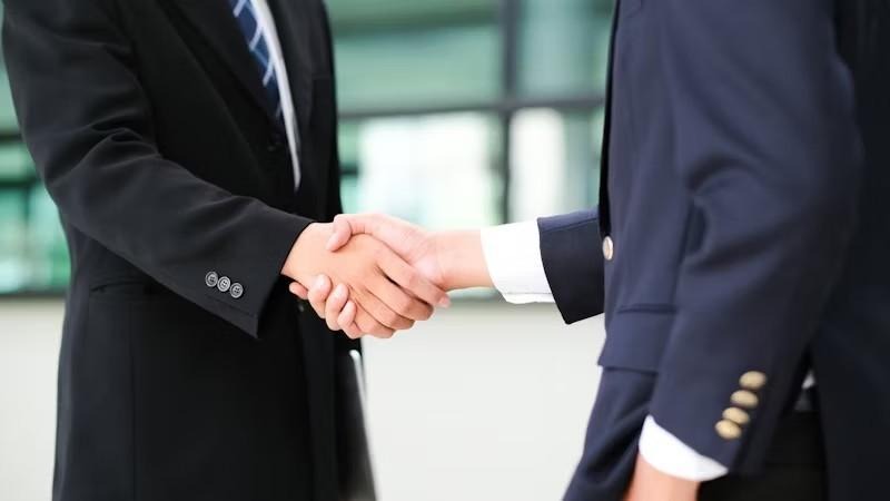Reporter and PR professional shaking hands after a successful media pitch