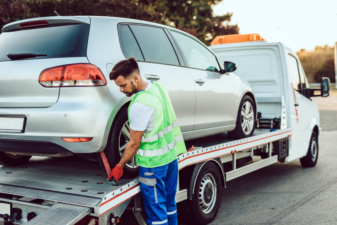 Get Top Huntington Flatbed Tow Truck Service & Roadside Assistance 7 Days A Week