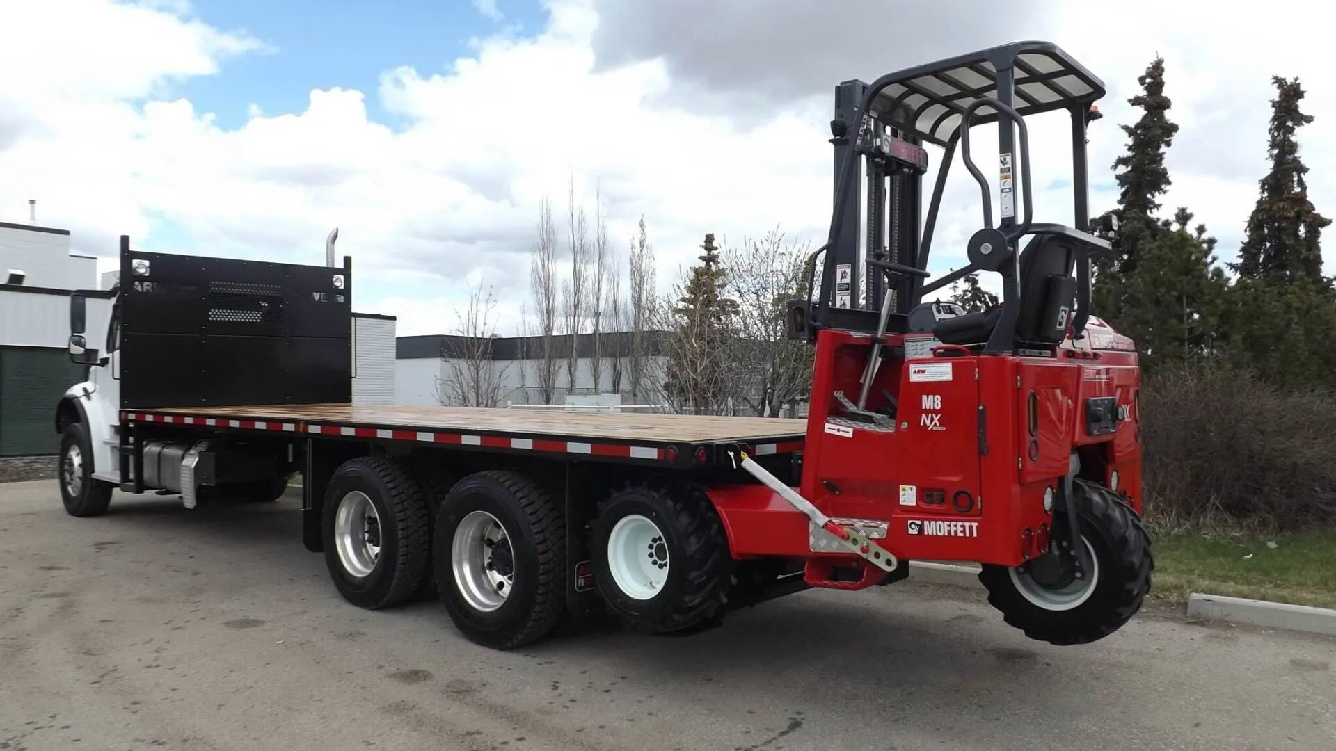 Moffett Truck Delivery Toronto, Delivery & Storage Company For Heavy Equipment