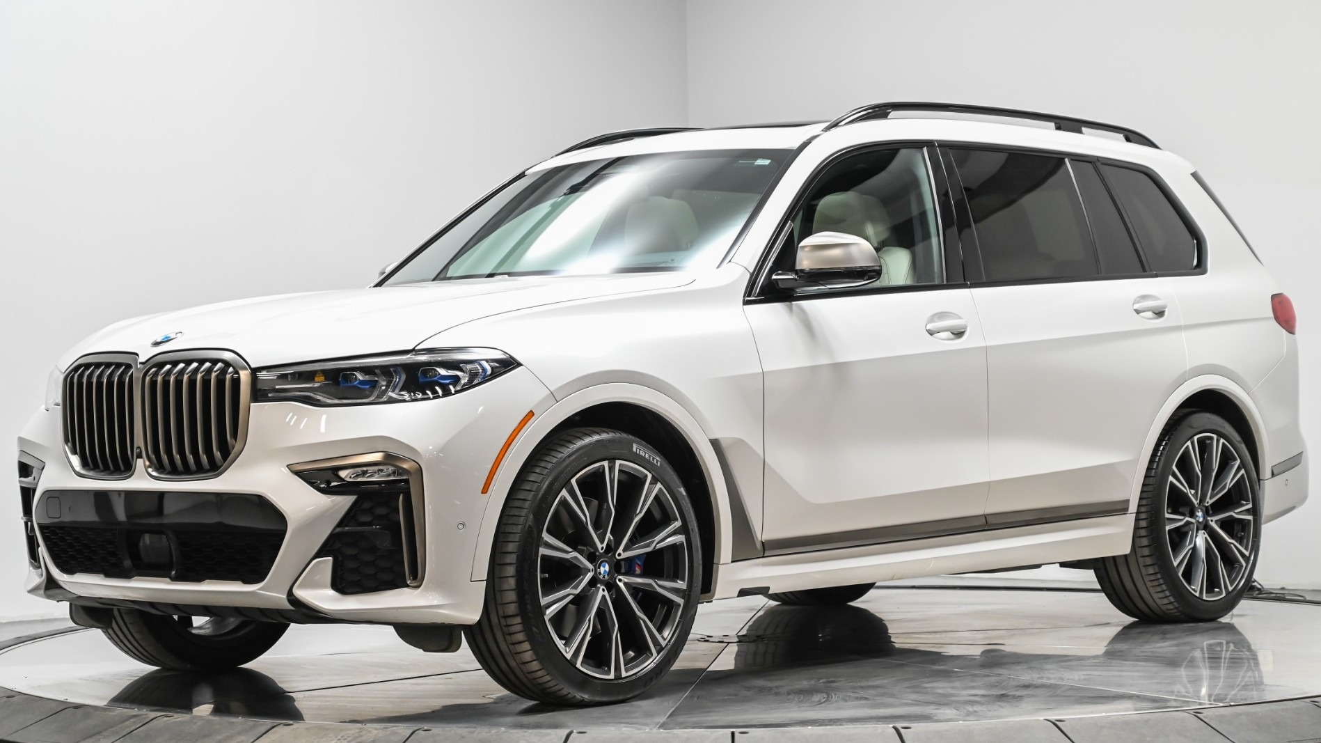 Akron Pre-Owned Car Dealer Offers 2021 BMW X7 & 2018 Land Rover Autobiography