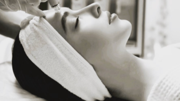 Reduce Wrinkles & Acne Scarring With This Seattle Spa's Hydra Facial Technique!