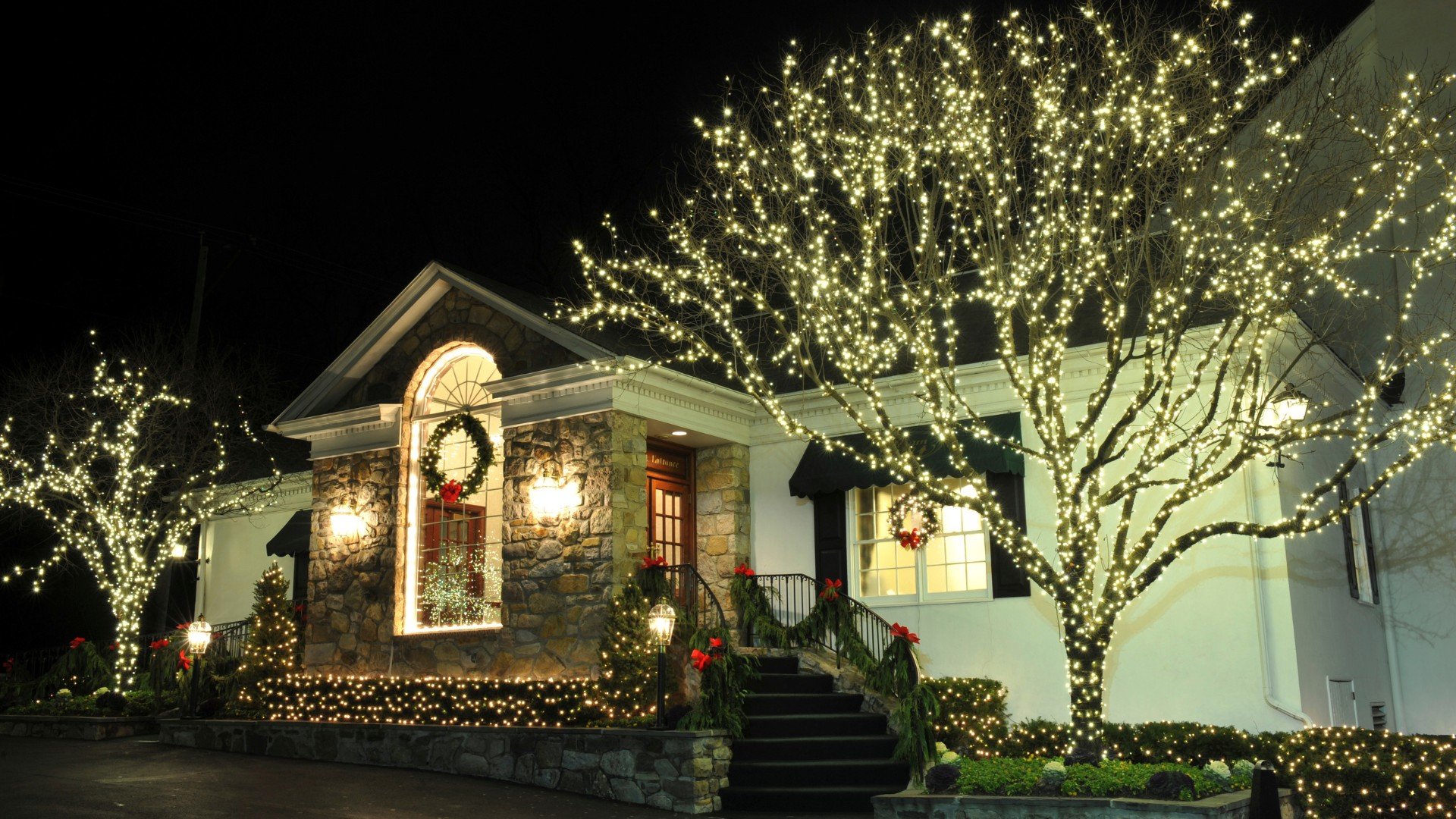 Professional Holiday Light Installation Vs. DIY: Tips From Shreveport Experts