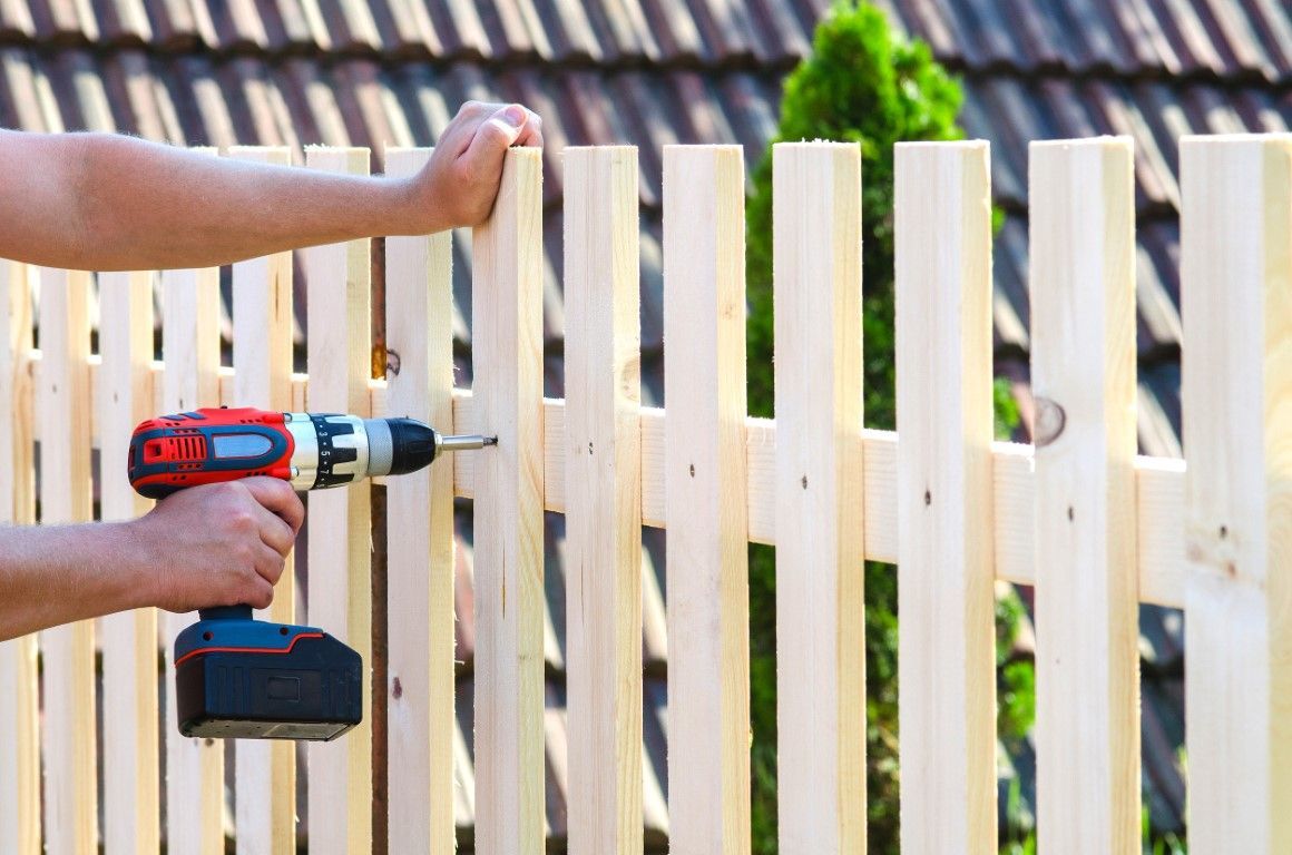 Summerville Top Fence Contractor: Vinyl Vs. Aluminum, Which Is Better For You?