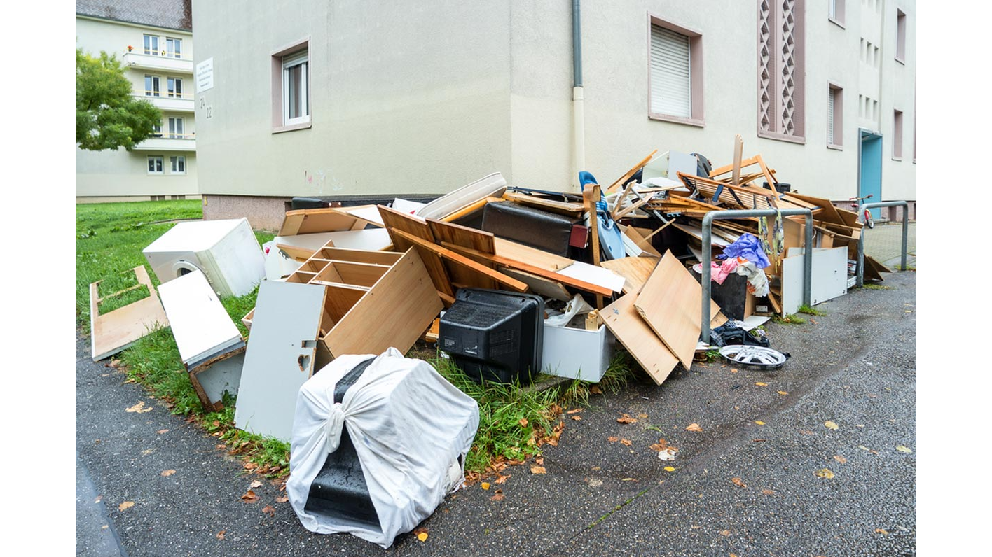 Cheektowaga Demolition Contractor Offers Bathroom Gut Out & Debris Removal