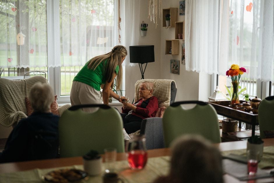 In-Home Care vs Nursing Home: Houston Experts Compare Senior Care Options