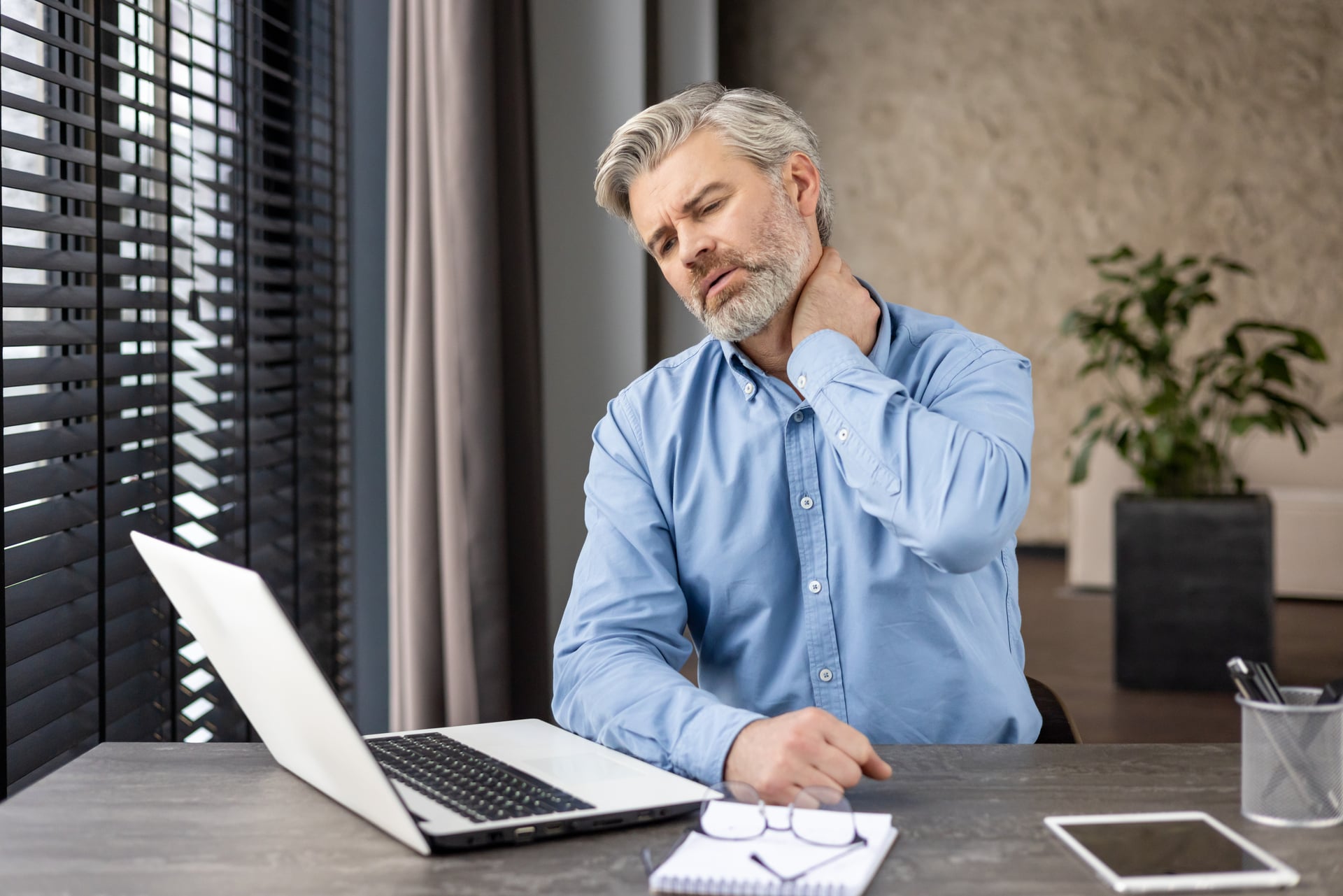 How To Fix Forward Head Posture: Desk Worker's Guide To Neck Pain Relief