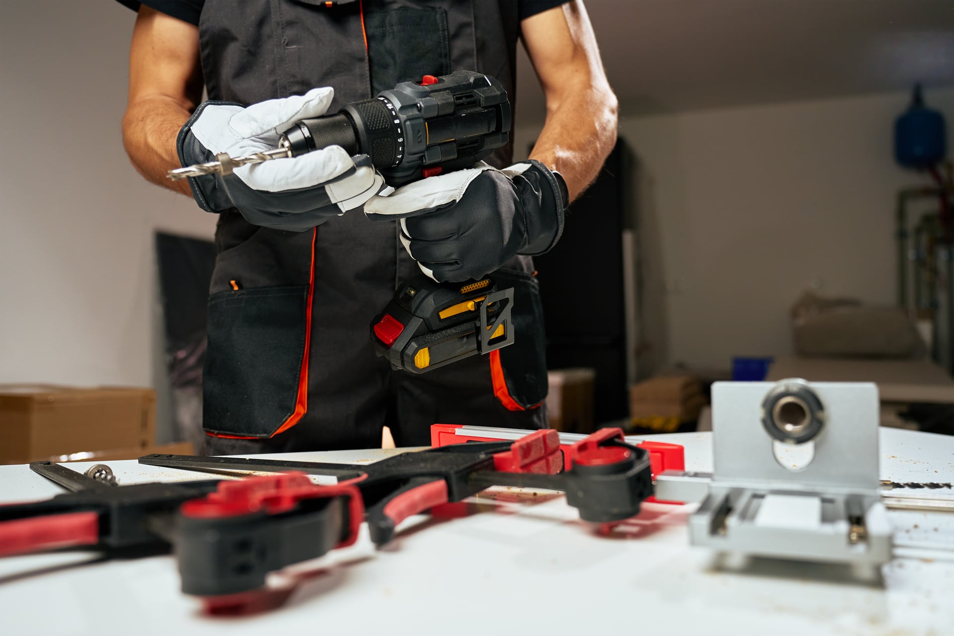 DeWalt vs Milwaukee 20V Tools: Price & Performance Comparison for Contractors