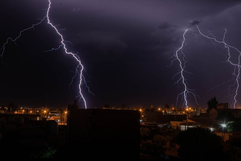 Power Outage Business Continuity Plan: Tips for When Electricity & Internet Fail