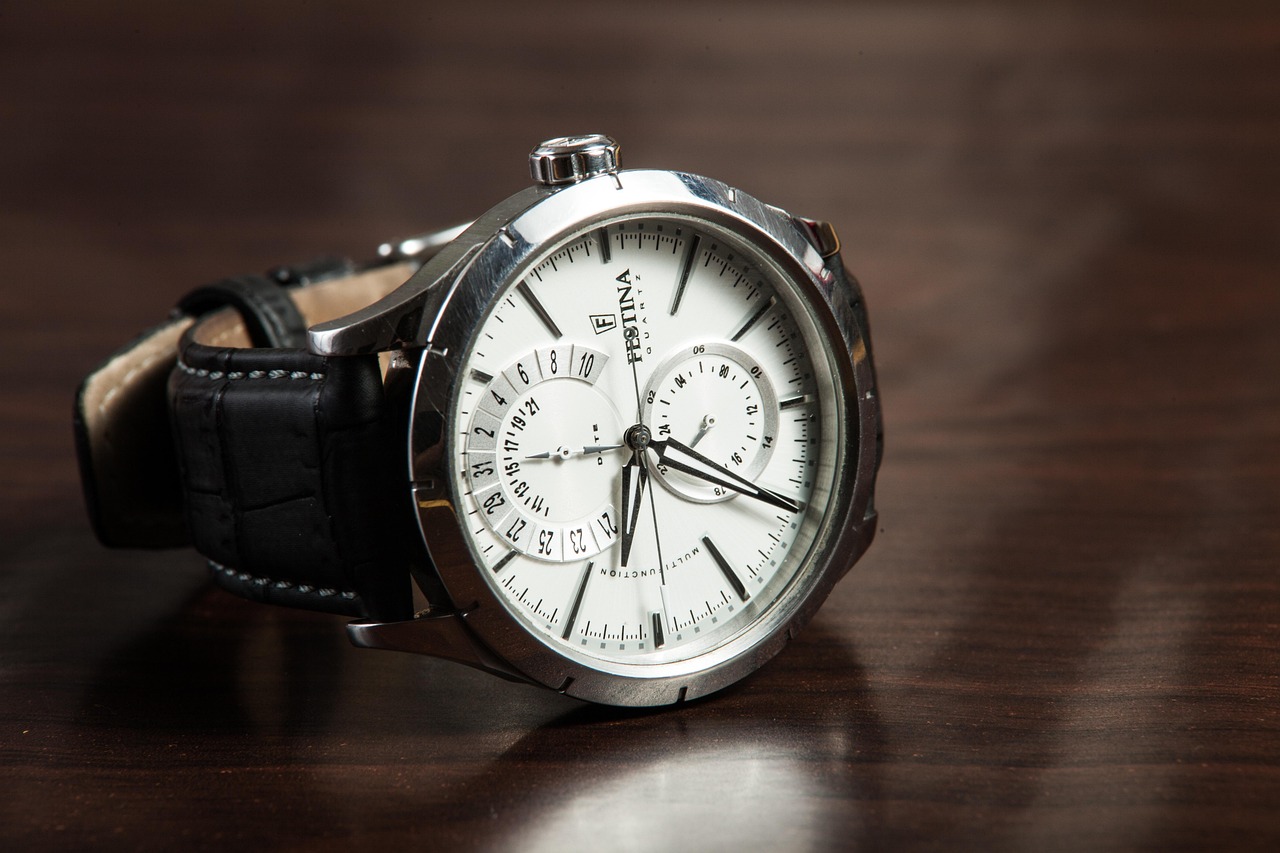 Best Time To Sell Or Trade Your Luxury Watch For Max Value: 2025 Market Outlook