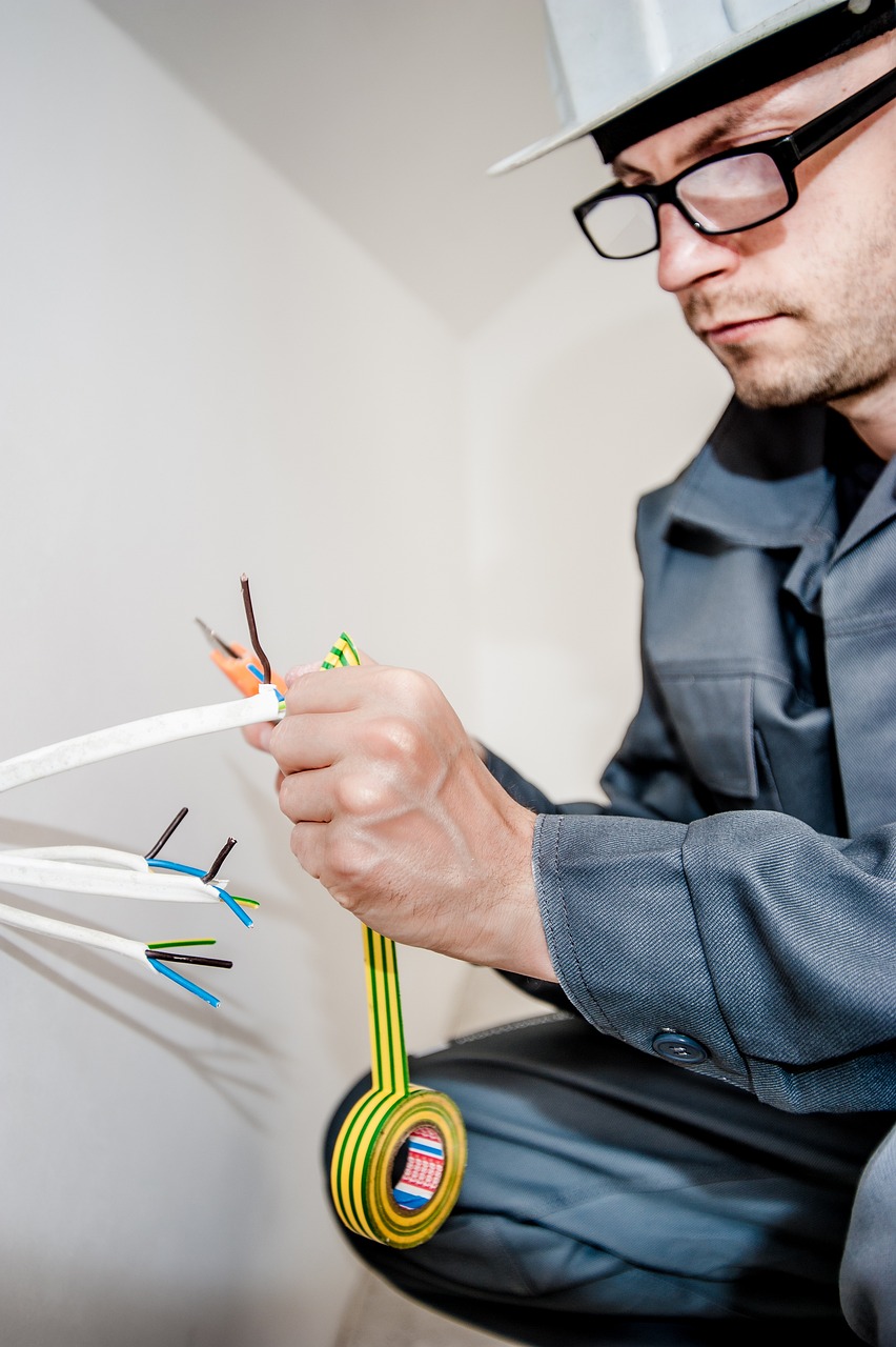 When to Hire an Electrician and How to Choose the Right One For You
